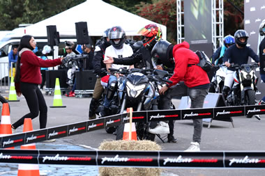 Bajaj llevará su academia de conducción segura a todo Colombia