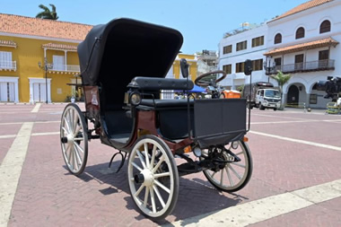 Coches eléctricos reemplazan carruajes de caballos en Cartagena