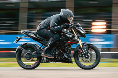 Nueva Pulsar NS160 en Colombia: potencia, barras invertidas y tecnología de punta