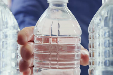 Ford recicla 1.2 billones de botellas plásticas al año para piezas de autos 