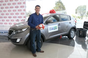 Video-Fotos: Kia Motors y FIFA entregan una Sportage Revolution al ganador del concurso 
