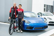 Egan Bernal se estrena como embajador de Porsche en Colombia 