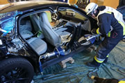 Un Porsche Panamera es utilizado por bomberos en simulacro para salvar vidas 