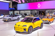 El Renault 5 Prototype se reúne con sus antepasados para celebrar los 50 años del icónico modelo 