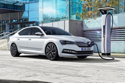 Skoda presenta el Superb iV, primer híbrido enchufable de la marca 