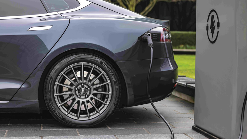 La importancia de colocar llantas especiales a los vehículos eléctricos