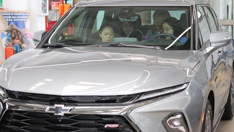 Chevrolet impulsa la seguridad de las mujeres con tecnología OnStar en Colombia