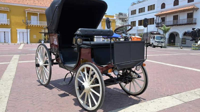 Coches eléctricos reemplazan carruajes de caballos en Cartagena