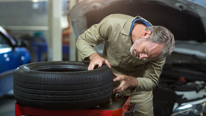 Taco o parche: ¿Cuál es la mejor opción para despinchar una llanta?