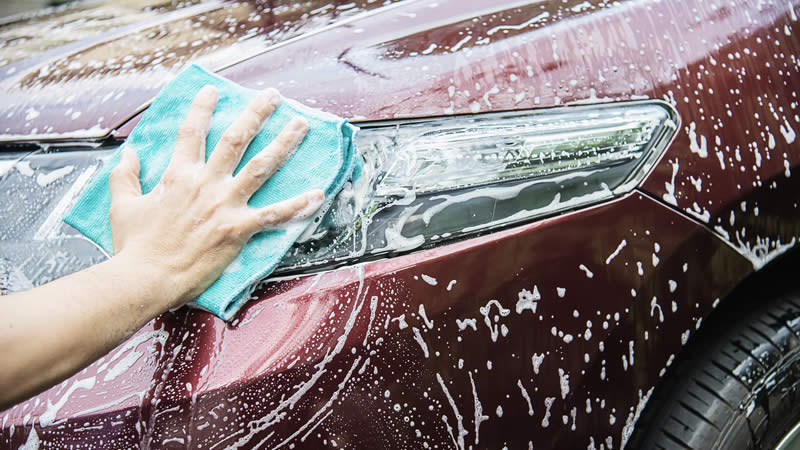 Estos son los 5 errores más comunes al lavar su carro que afectan la pintura y su valor de reventa