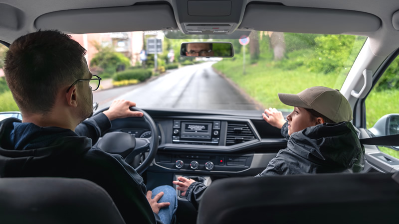 Seguridad al volante: Nissan recuerda los consejos que millones aprendieron de sus padres