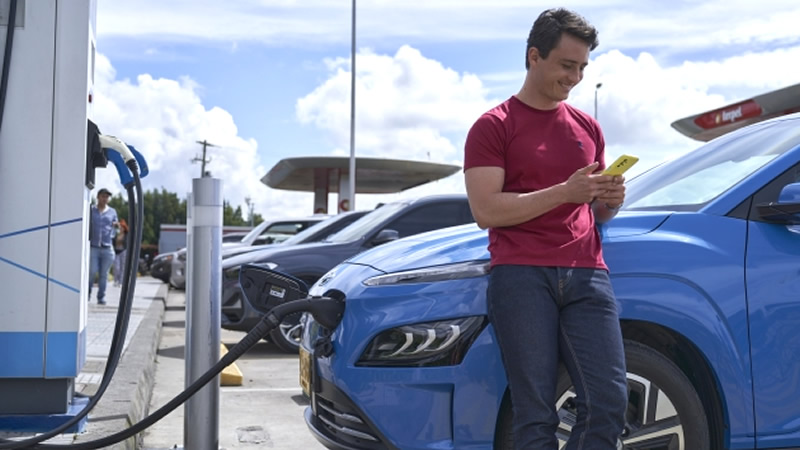 Electrolineras en Colombia: del sueño verde al calvario del 'enchufe'