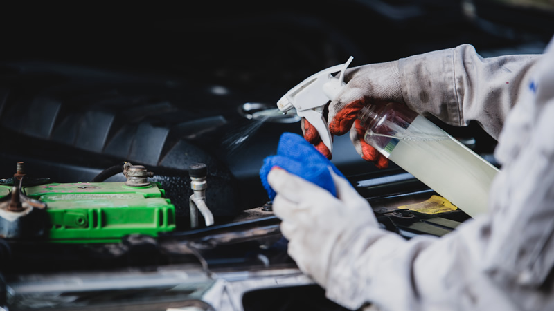 Lavar el motor a presión podría mandar tu carro al taller