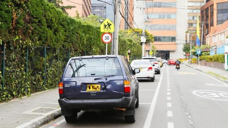 Guía práctica: ¿Cómo impugnar un comparendo por SOAT o técnico-mecánica si el carro estaba parqueado?