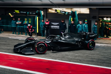 Aston Martin gira por primera vez y Mercedes completa exhaustivo programa en el cuarto día en Barcelona