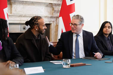 Hamilton se reúne con el primer ministro del Reino Unido para hablar sobre reformas en la educación