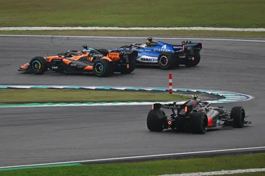 FIA explica el fallo de potencia en varios autos durante la vuelta de formación en Sepang