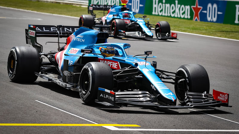 Alonso y Ocon van por un buen resultado para Alpine en las calles de Bakú