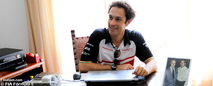 Bruno Senna le rinde tributo en Argentina al quíntuple campeón Juan Manuel Fangio