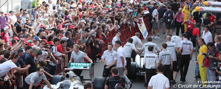 La visita al pit-lane y la firma de autógrafos inauguran el GP de F1 en el Circuit de Catalunya
