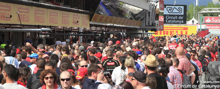 Miles de aficionados se congregan en el Circuit de Catalunya durante la visita al pit-lane
 
