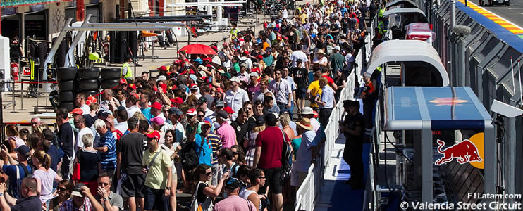 Los aficionados se deleitaron con el Pit Walk y la Firma de Autógrafos en el Valencia Street Circuit