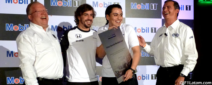 VIDEO: Fernando Alonso premió a los ganadores del Ultimate Team Member de Mobil 1 en México
