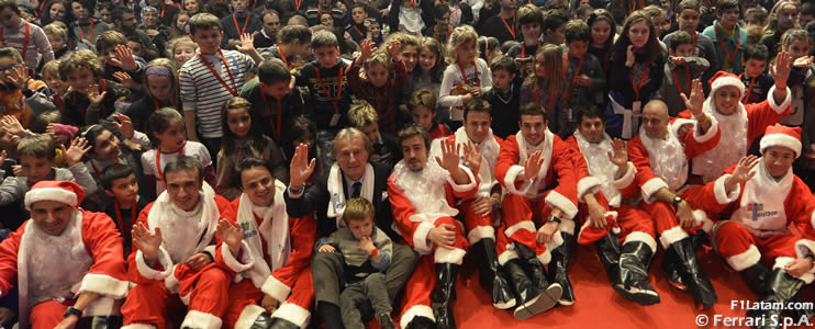 Pilotos y directivos de Ferrari festejan la Navidad con los niños de Maranello y Medolla 