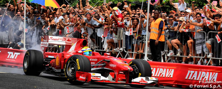 Felipe Massa y Ferrari hicieron vibrar las calles de la espectacular Rio de Janeiro
 