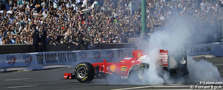FOTOS-VIDEO: La Scuderia Ferrari se luce en el espectacular Moscow City Racing 