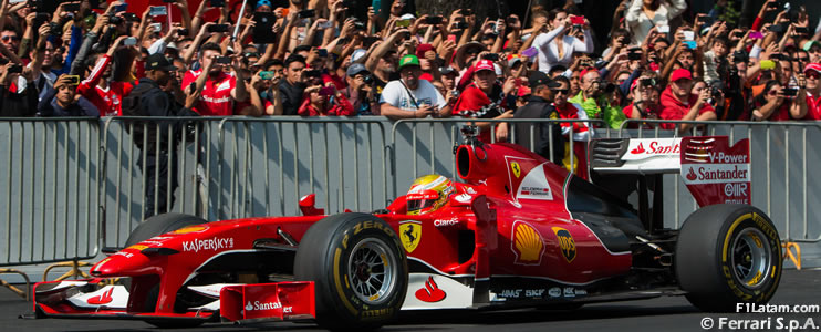 FOTOS: Espectacular exhibición de Ferrari con Esteban Gutiérrez en las calles de Ciudad de México
