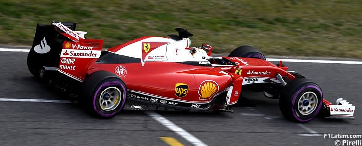 Sebastian Vettel 'vuela' con el nuevo neumático ultrablando - Tests en Barcelona - Día 2
 