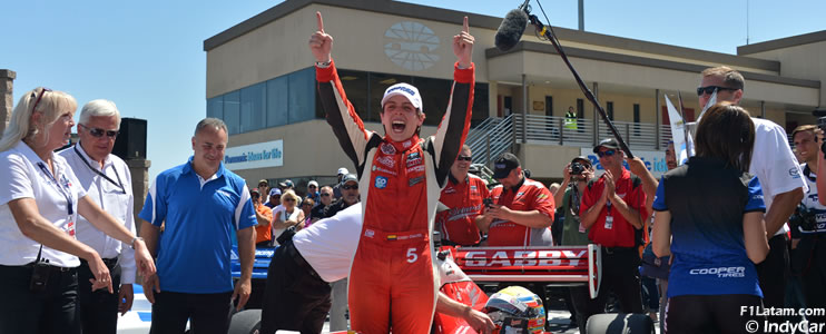 El joven piloto Gabby Chaves logra para Colombia el primer título en Indy Lights
