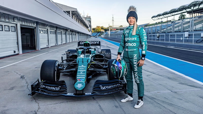 Jessica Hawkins es la primera mujer en pilotear un auto de F1 de nueva generación 