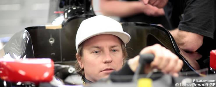 El finlandés Kimi Räikkönen realizó la prueba de la silla en la fábrica de Lotus Renault 
