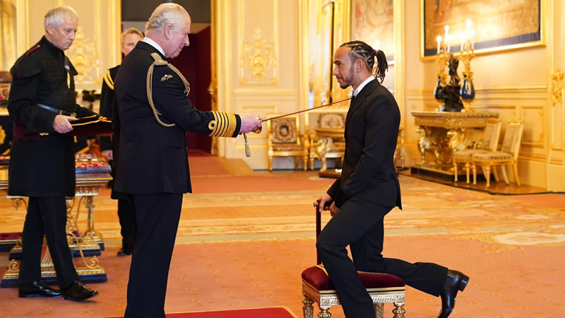 Lewis Hamilton recibe el título de caballero de la realeza británica
