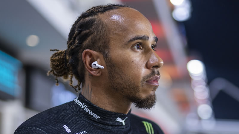 Le sale caro a Lewis Hamilton cruzar la pista sin autorización