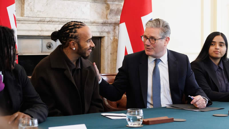Hamilton se reúne con el primer ministro del Reino Unido para hablar sobre reformas en la educación