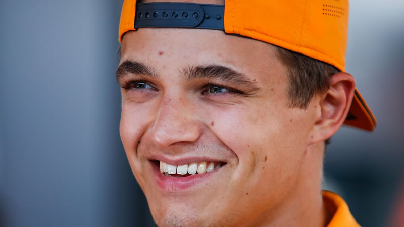 Lando Norris con el McLaren MCL36 se coloca en medio de los Ferrari