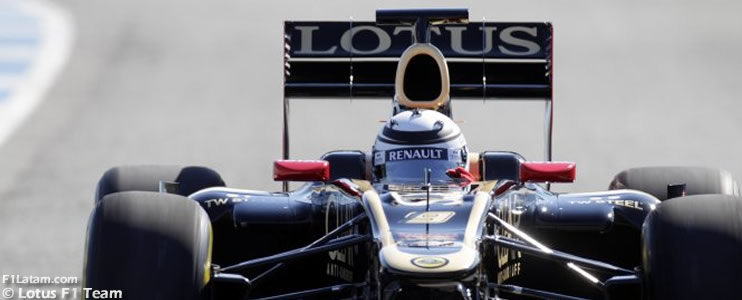 El finlandés Kimi Räikkönen recorre los primeros kilómetros en el E20 en Jerez 