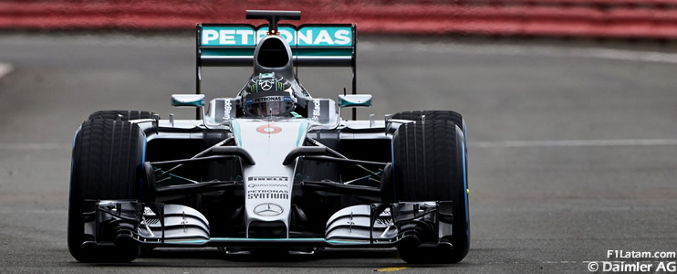 Mercedes da a conocer su nuevo F1 W06 Hybrid tras completar sus primeras vueltas en Silverstone
