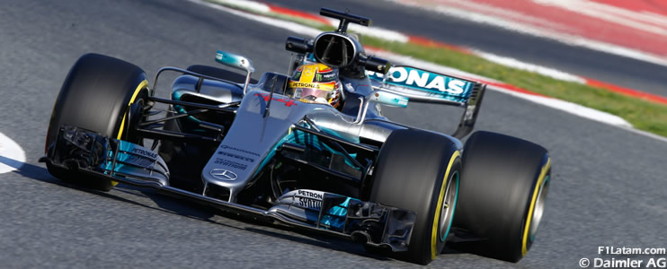 Lewis Hamilton y el Mercedes F1 W08 marcan el paso - Tests en Barcelona - Día 1
