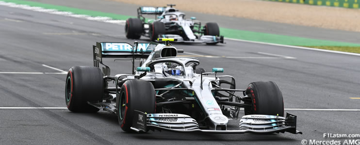 Hamilton y Bottas van por la victoria en la carrera 200 de Mercedes en Fórmula 1 