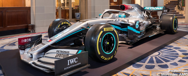 Mercedes presenta la nueva decoración de su auto para la temporada 2020
