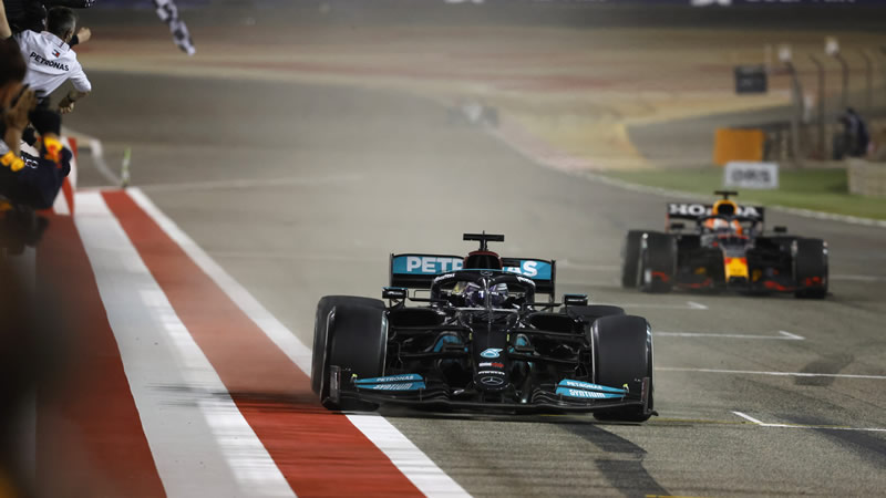 Victoria para Hamilton tras duelo con Verstappen - Reporte Carrera - GP de Bahrein
