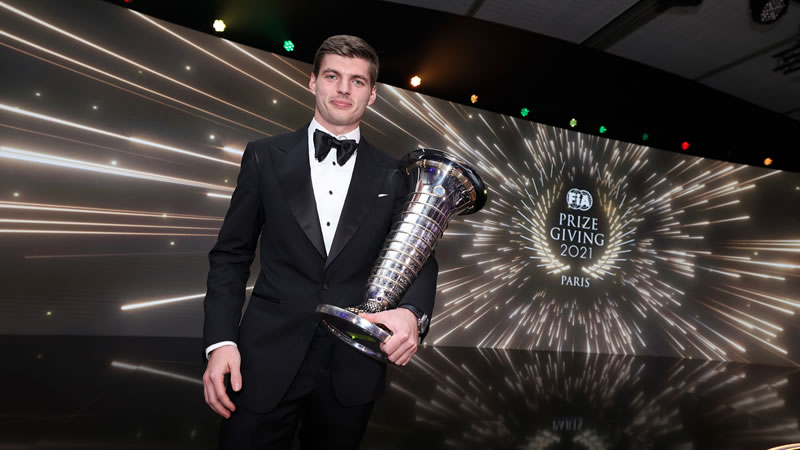 Max Verstappen recibió su trofeo como campeón mundial de F1 