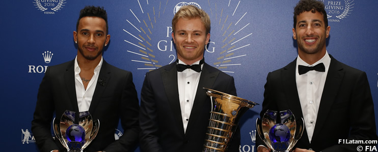 Nico Rosberg recibe su trofeo como Campeón Mundial de Fórmula 1 en ceremonia de premiación de FIA
