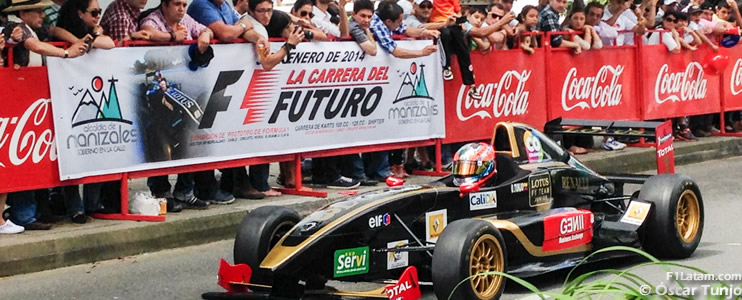 Óscar Tunjo festejó su cumpleaños deleitando a miles de manizaleños con su Fórmula Renault 2.0 