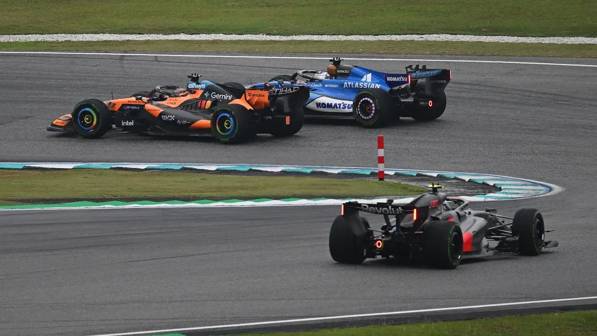 FIA explica el fallo de potencia en varios autos durante la vuelta de formación en Sepang