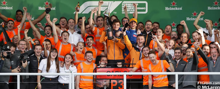 Sainz obtiene su primer podio en la F1 tras sanción a Lewis Hamilton en Interlagos
